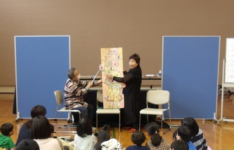 写真：興味津々な様子で、話を聞く親子